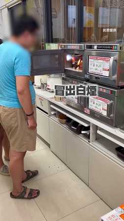 【太危險了】微波木製餐盒起火！店員急滅火