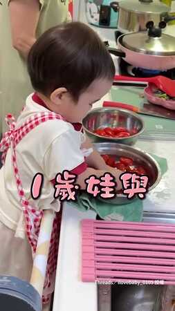 【暖到心都融化了】1歲萌娃幫60歲阿婆洗水果❤