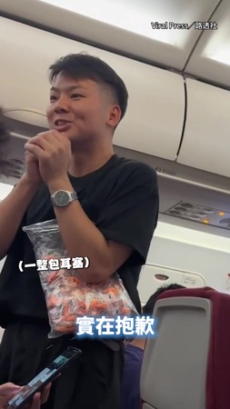 【爸爸太體貼】怕8個月大嬰兒搭機哭鬧 主動發耳塞給乘客