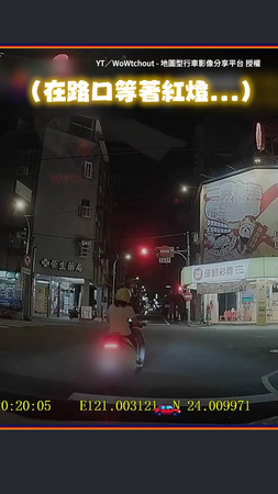 【畫面超舒適】騎士紅燈右轉！警察見狀開追旁邊機車還默契讓路XD