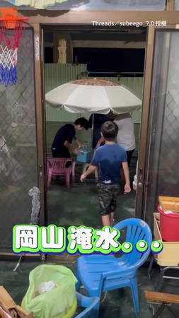 【本來很擔心老家淹水】看到全家門口開心釣魚　嗯…我放心了XD