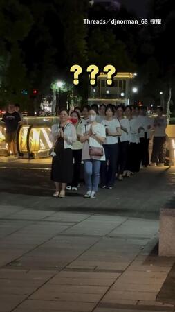 【算是種多元融合？】國父紀念館外出現供獻團體　兩邊畫面超違和