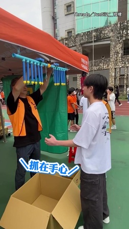 【一根都沒接到XD】男高生挑戰抓棍機 全程忙半天直接掛零