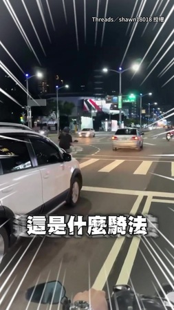 【早晚出事】騎士「左切右甩」大蛇行進待轉區　一旁騎士看傻眼