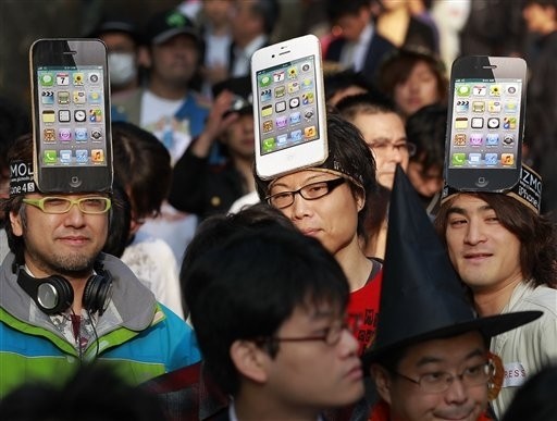 東京的蘋果專賣店前大排長龍，人人都想買iPhone 4S。(圖／達志影像／美聯社)