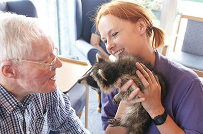 動物拜訪安養院，給爺奶親密的第一次