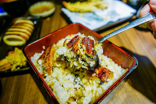 永康街日式料理 放上一整只鱼的金黄鳗鱼饭