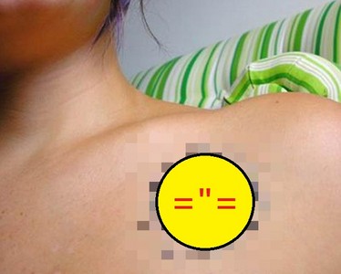 極簡約刺青，胸口那團是什麼意思啦="=