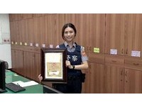 【脚底】「美女任容萱」救照片跳楼娱乐|获奖父子警界粉嫩图片