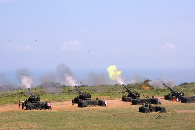 陸軍第六軍團5日在新竹坑子口靶場進行第二天的年度重砲保養射擊訓練。(圖／軍聞社)