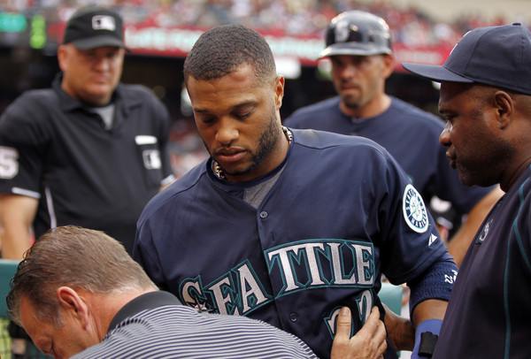 ▲水手坎諾(Robinson Cano)坐在休息室裡被球K到頭，額頭腫一大包。（圖／達志影像／美聯社）