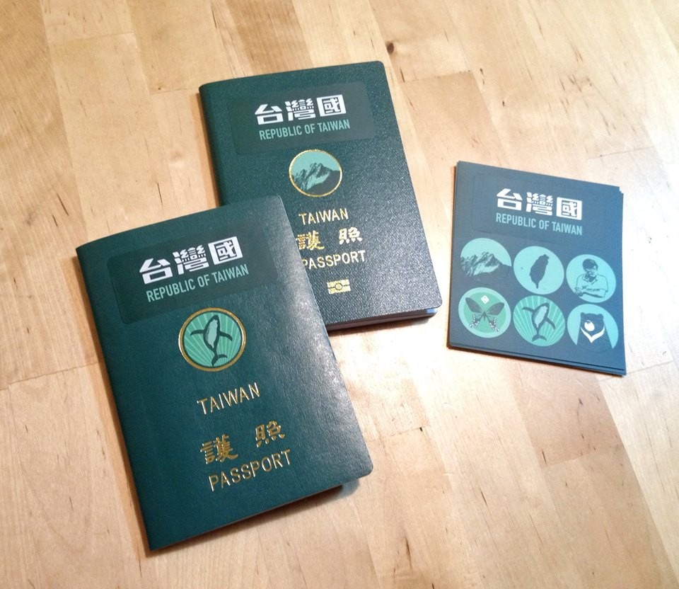台灣國護照貼紙。（圖／陳致豪提供，請勿隨意翻拍，以免侵權。）