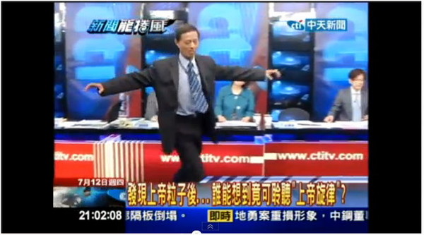 江晃榮《新聞龍捲風》跳「上帝粒子舞蹈」，被網友虧說可以和莊園大師的佛舞對抗。