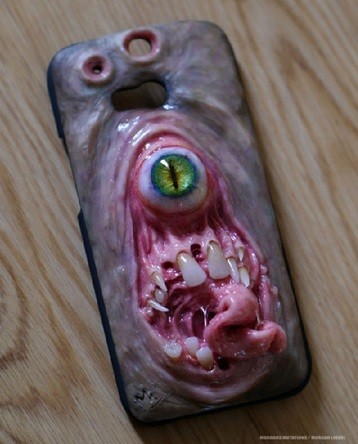 恐怖3d手机壳超逼真 讲个电话一定要这样吓人吗?