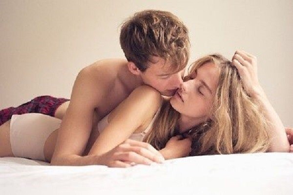 Русская красавица Alecia Fox кончает во время секса в постели