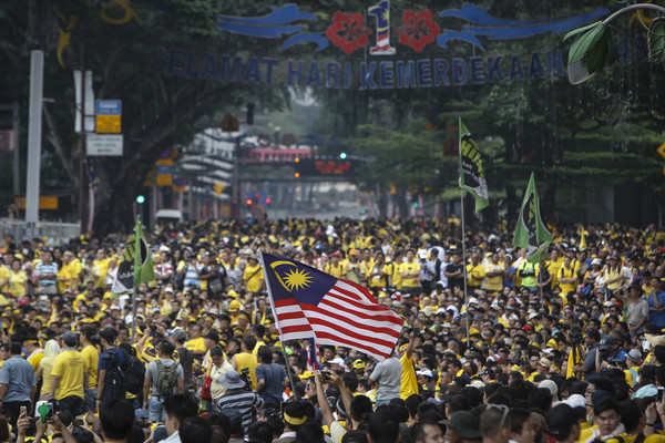 ▲馬來西亞「淨選盟」號召黃衫軍走上街頭，要求首相納吉布下台。（圖／達志影像／美聯社）