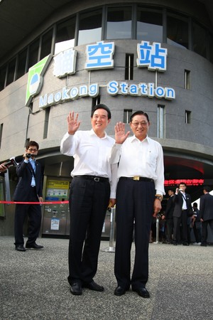 海協會長陳雲林在海基會董事長陪同下，去看貓熊、搭貓纜。(圖／陸委會提供)