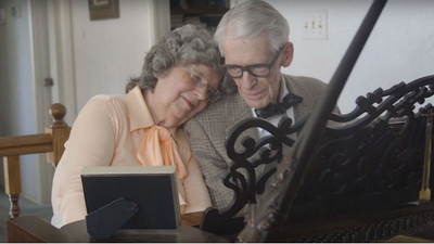 結婚60年，老夫妻用琴聲重現《天外奇蹟》感動