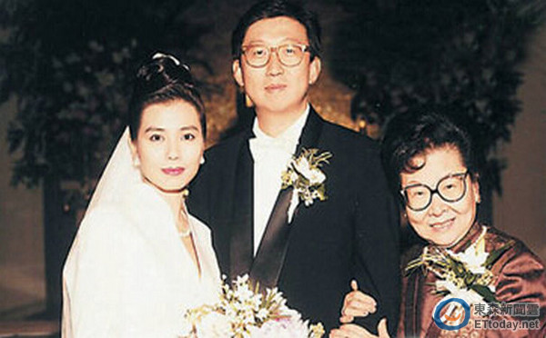 鍾楚紅的丈夫朱家鼎2007年因大腸癌在香港養和醫院病逝，她一度因傷心過度，將自己封閉在家不出門，最後在親友扶持下度過低潮。