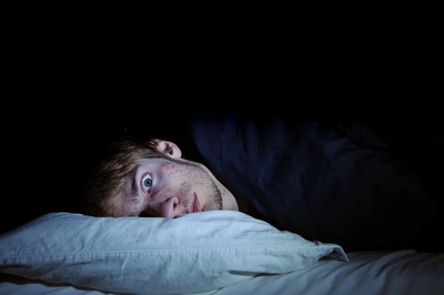 為啥睡飽了還是累？原來這些「擾眠因子」讓你睡覺都白睡