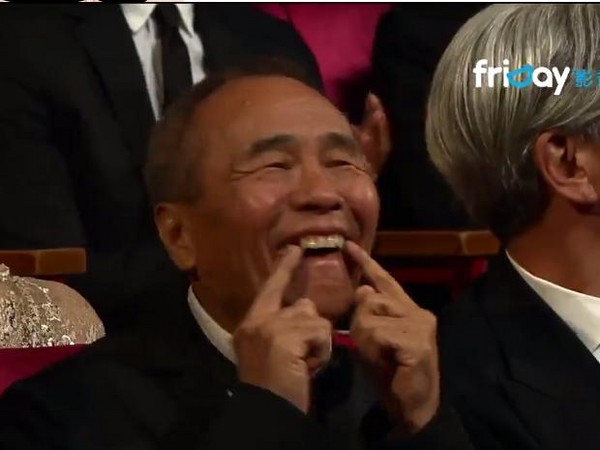 第52屆金馬獎頒獎典禮，侯孝賢笑、比牙齒。（圖／翻攝自friDay影音）