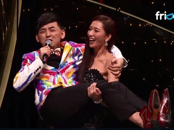 第52屆金馬獎頒獎典禮，主持人林志玲拼了，「愛的公主抱」黃子佼。（圖／翻攝自friDay影音）