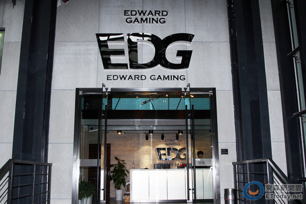 edg 俱乐部门口与柜台 logo 明显到不会认不出来(图/记者洪圣壹摄)