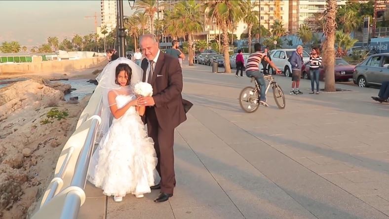 拥12岁小新娘拍婚纱 大叔不甩路人抗议:她父母