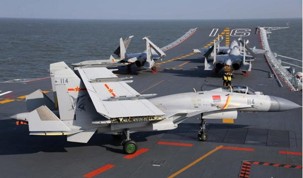 中共遼寧艦在渤海海域進行艦機融合訓練，6架塗有「飛鯊」圖案的殲-15戰機同時在甲板出現。（圖／翻攝自大陸軍網）