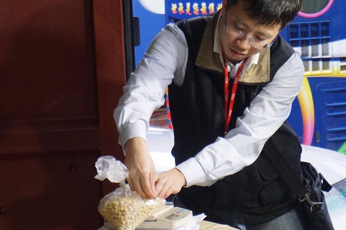 食藥署基隆港邊境查驗。(圖/記者嚴云岑攝)