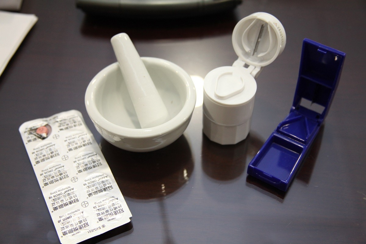 藥錠磨粉卡好吞?8大風險愛注意。(圖/成大醫院提供)