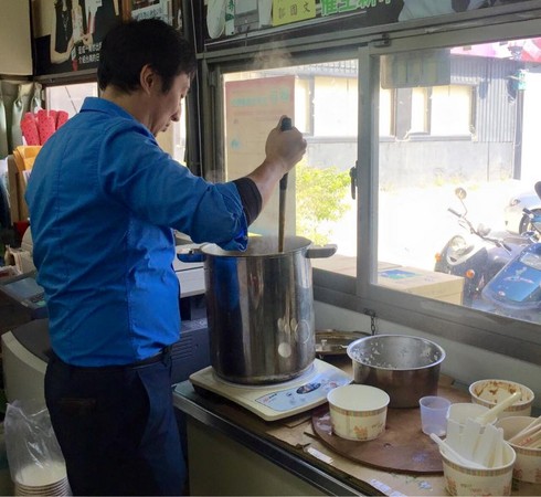 日本前議員親自煮咖哩慰勞救難人員。（圖／翻攝自Mr.拉麵7臉書團）
