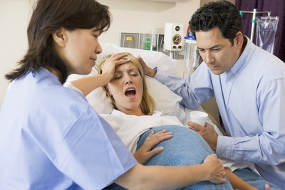 怕生孩子過程太痛，澳洲年輕孕婦流行「吸菸待產」
