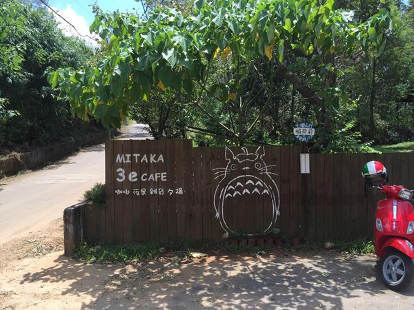 MITAKA 3e CAFE入口處，可看見可愛龍貓。（圖／取自MITAKA 3e CAFE粉絲專頁）