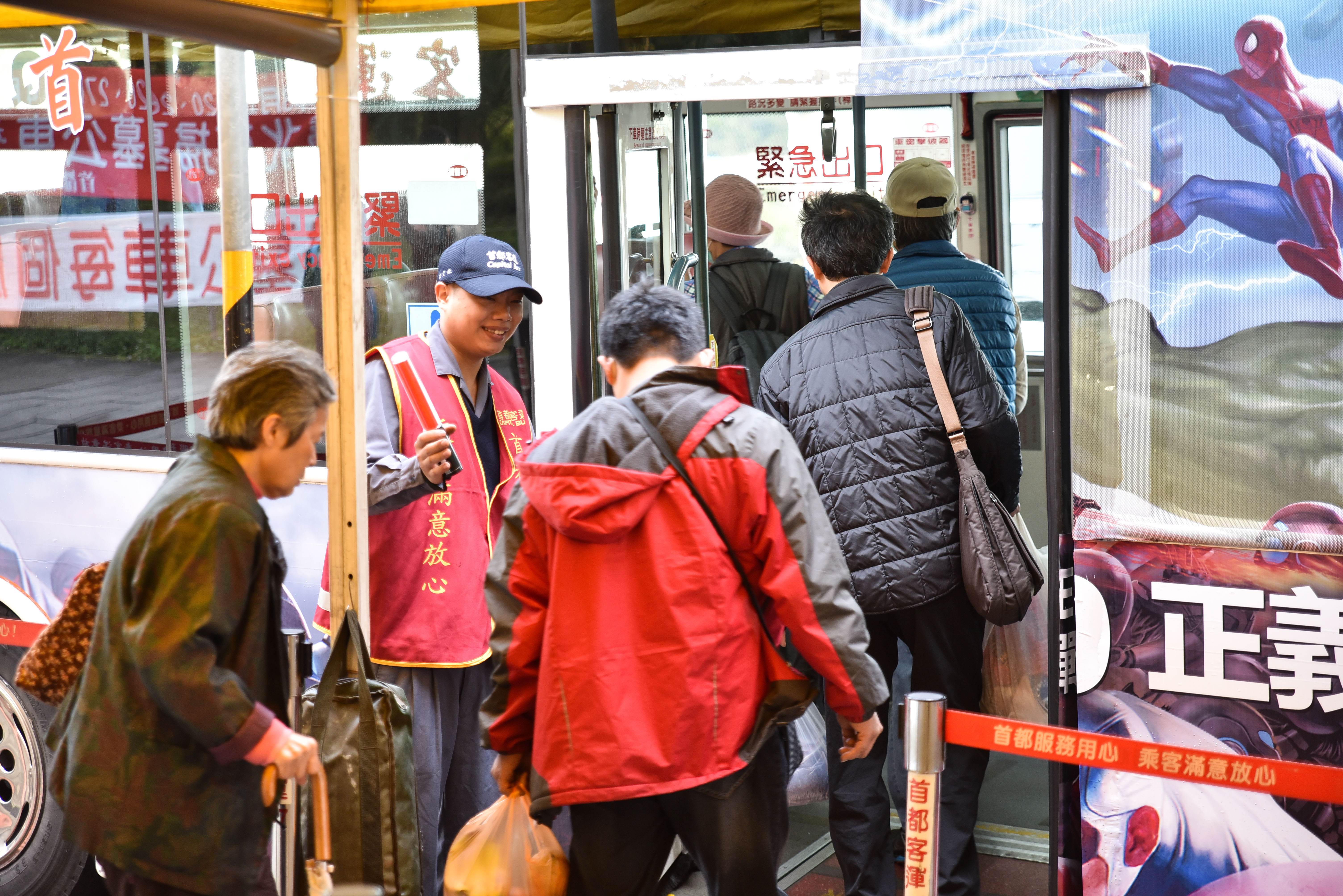 掃墓,掃墓公車,清明節。（圖／記者李毓康攝）