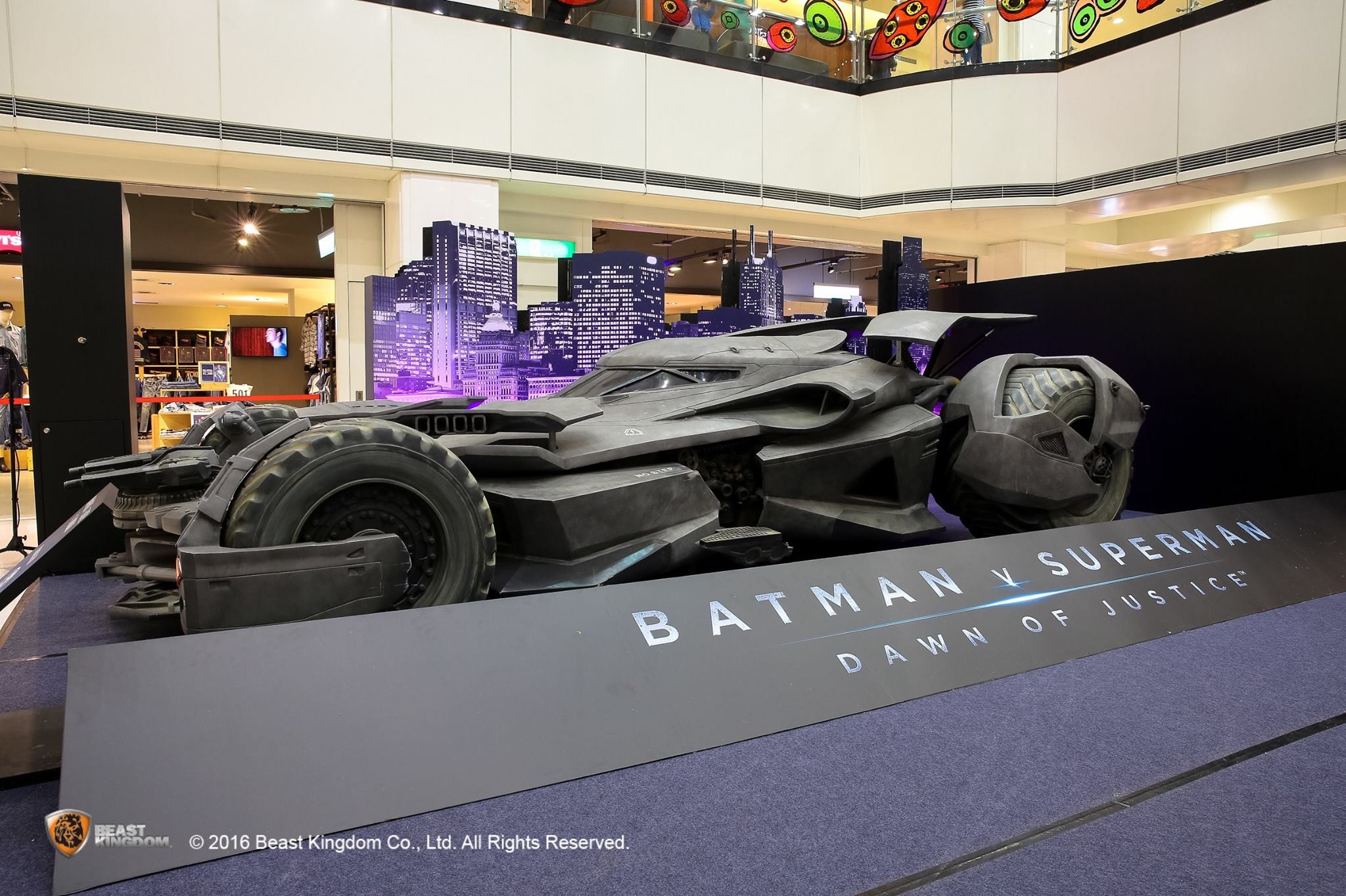 《蝙蝠俠對超人》片中等比例蝙蝠車開進台南新天地！