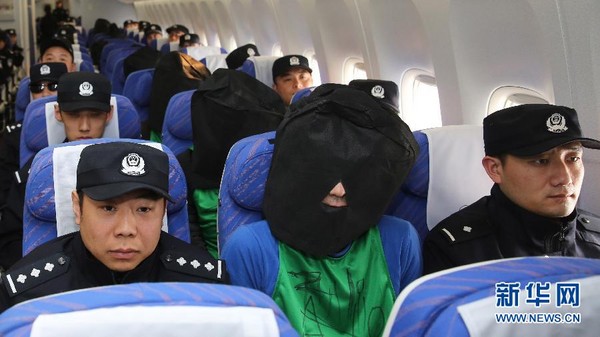 ▲因在肯亞涉及電信詐騙罪遭到羈押的台灣人，昨被中方強行帶走，根據《新華社》最新的照片顯示，這批人員已經飛抵北京機場。 根據《新華社》報導，9日遭到肯亞遣返中國的共有10人，今天飛抵北京的則共67人，其中包括45名台灣人和32名中國籍嫌犯。 從發布的照片中可以看到，嫌疑人均被套上黑色頭套未露臉，而飛機座位安排上，每位嫌犯左、右各有一名警員「護送」。 （圖／翻攝自新華社）