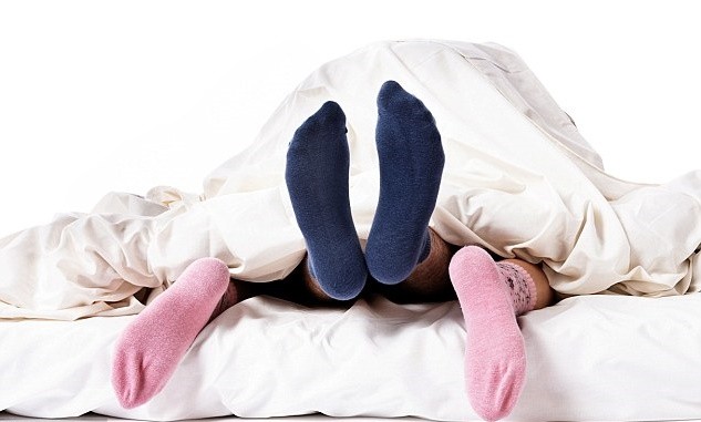 性愛前小怪癖（圖／網路翻拍//www.dailymail.co.uk/health/article-2449182/Why-wearing-socks-bed-cure-low-libido-Its-problem-afflicts-millions-But-poor-circulation-blocked-nose-causes-bad-sex-life-surprising-cures.html）