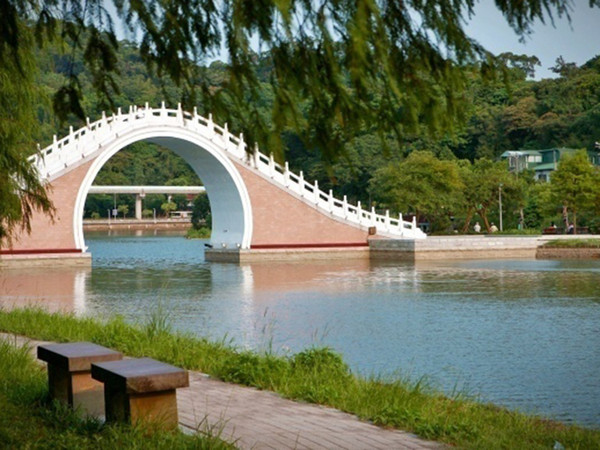 凱旋門（圖／翻攝自http://franceanna.weebly.com）、大湖公園拱橋（圖／翻攝自319.com.tw）