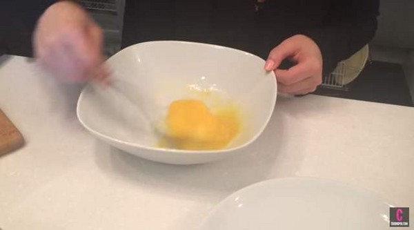 【6upoker】拿出好燙的棒棒插進蛋汁中轉轉..這是什麼惡搞煎蛋法？
