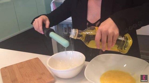 【蜗牛娱乐】拿出好燙的棒棒插進蛋汁中轉轉..這是什麼惡搞煎蛋法？