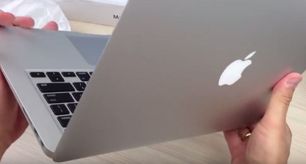 Macbook Air活動宣傳用圖。（圖／翻攝自Youtube）