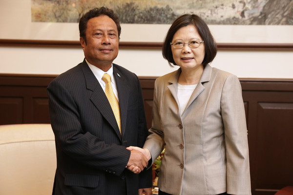 總統蔡英文與帛琉共和國總統雷蒙傑索(Tommy E. Remengesau, Jr.)一行見面。（圖／總統府提供）