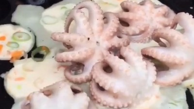 國外「整隻章魚」燒，台灣攤販看到都跪了：破壞行情啊