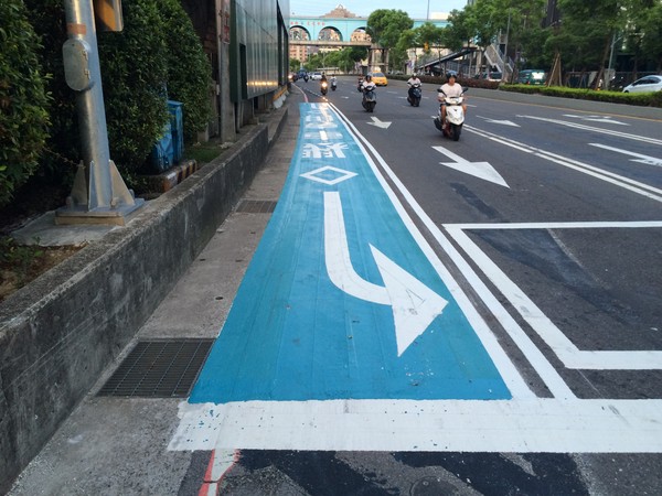 ▲設左轉機車專用道避免與直行車衝突 (圖/新北市政府提供)