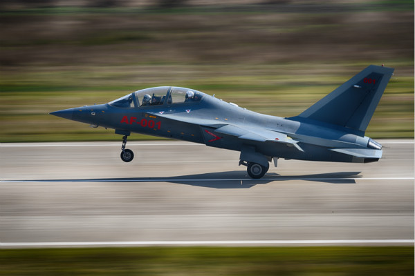 L-15「獵鷹」高級教練機4月已完成首批外貿出口的交付工作。（圖／翻攝自鳳凰軍事）