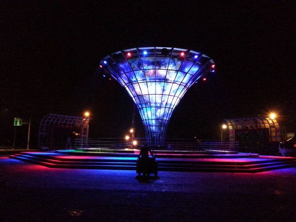 台灣玻璃館即日起至12日每晚展出「宇宙塔燈光秀」。（圖／取自2016台灣燈會在桃園-宇宙塔燈區粉絲專頁）