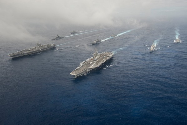美國派史坦尼斯號和雷根號雙航母，在菲律賓海聯合操演。（圖／翻攝自USS Ronald Reagan (CVN 76)臉書）