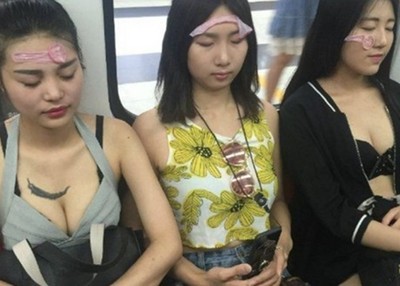 地鐵快閃找女子保險套貼臉，因為潤滑液對皮膚好？