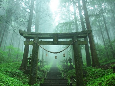 霧雨中的絕美神社，奇幻氛圍既像異次元也像吉卜力場景
